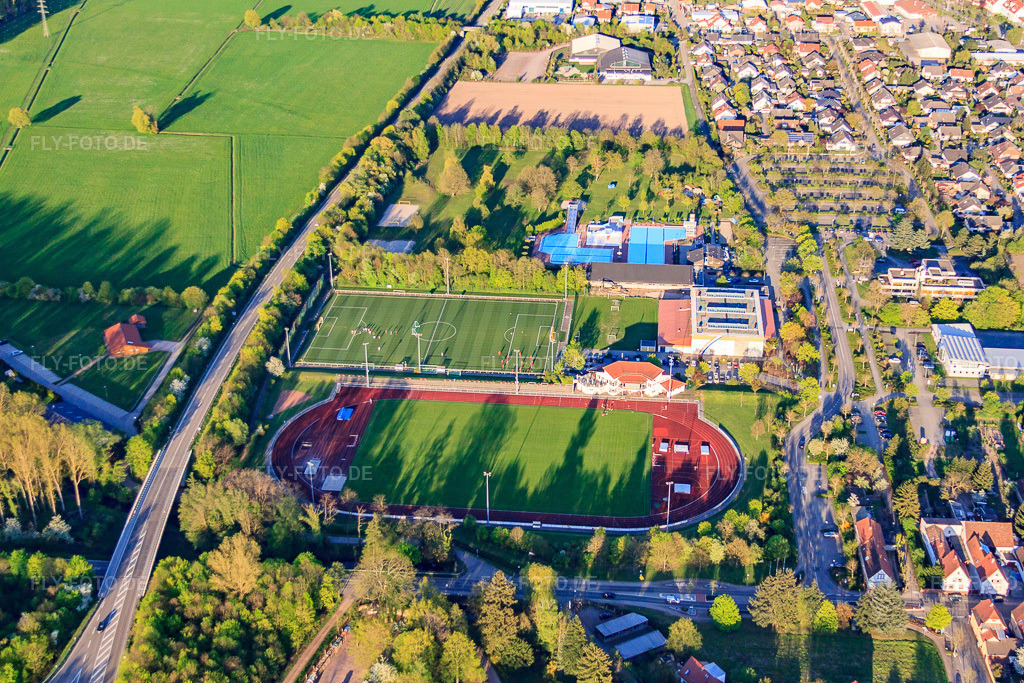 Luftbild: Stadion und Kunstrasenplatz des FSV Offenbach am Queichtalbad in Offenbach an der Queich im Bundesland Rheinland-Pfalz in Deutschland. Foto: IMG_56783.jpg vom 25.04.2013 durch Werner Riehm/FLY-FOTO.deQueichtalbad | VG Offenbach an der Queich