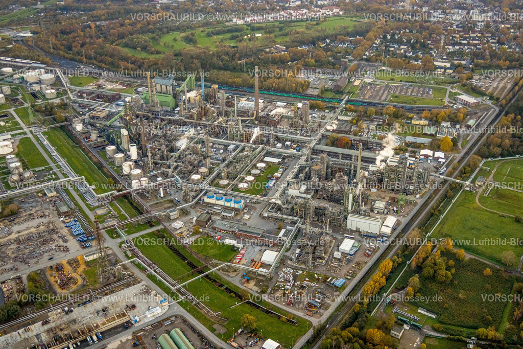 Gelsenkirchen231103210 | Luftbild, Industriegebiet Chemiewerk BP Ruhr Öl Gelsenkirchen-Horst, umgeben von herbstlichen Laubbäumen, Horst, Gelsenkirchen, Ruhrgebiet, Nordrhein-Westfalen, Deutschland