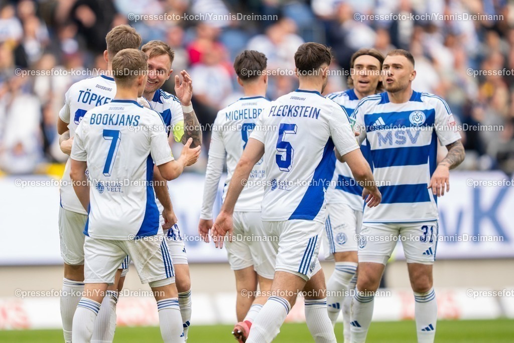 xYDR22032501031 | 22.03.2025, xydrx, Fußball, MSV Duisburg - SC Union Nettetal, Niederrheinpokal Halbfinale, Schauinsland-Reisen Arena: MSV Spieler freuen sich über das 4:0 durch Thilo Toepken (MSV Duisburg #22), jubelnd