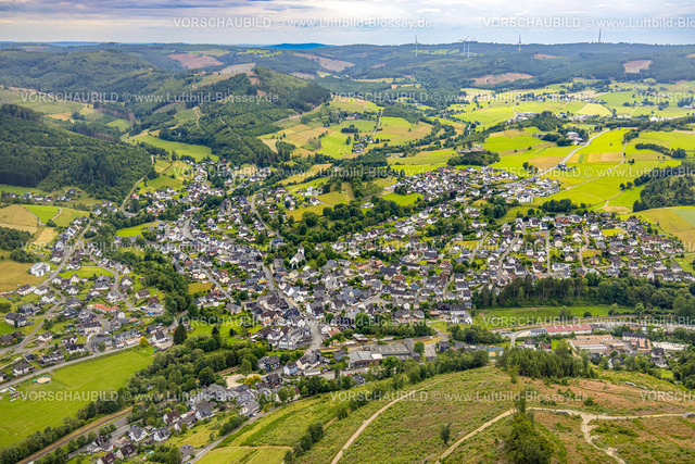 BadLaasphe240709598 | Luftbild, Ortsansicht Feudingen im Tal, evang. Kirche und Fachwerkhäuser, Ortsansicht und Wohngebiet, Wiesen und Felder in Hügellandschaft, Waldgebiet mit Waldschäden, Fernsicht, Feudingen, Bad Laasphe, Wittgensteiner Land, Nordrhein-Westfalen, Deutschland