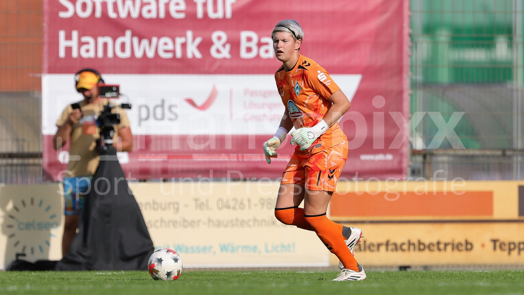 Fussball, Testspiel Frauen, SV Werder Bremen - Hamburger SV | Vanessa Fischer (Torhüterin, Torwart, SV Werder Bremen, 1) am Ball, Freisteller, Einzelbild, Ganzkörper, Aktion, Action, Spielszene