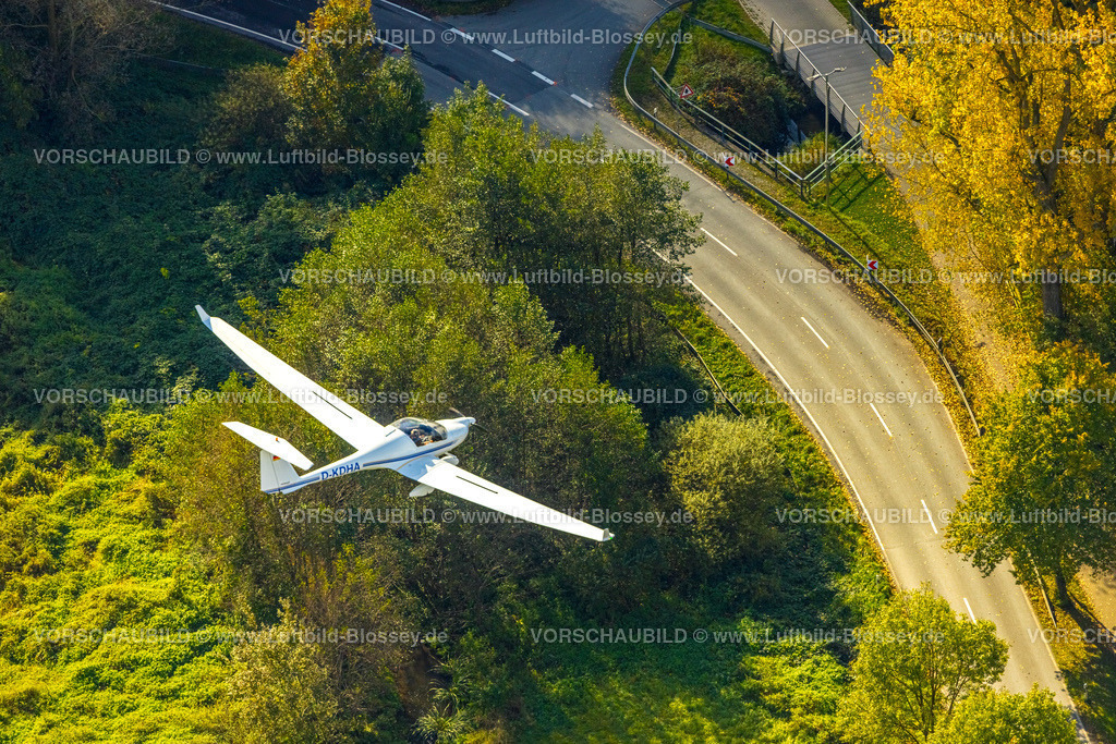 Hamm241008541 | Luftbild, HK36 TC Super-Dimona Motorsegler D-KDHA im Flug über die Fährstraße, Stadtbezirk Heessen, Hamm, Ruhrgebiet, Nordrhein-Westfalen, Deutschland