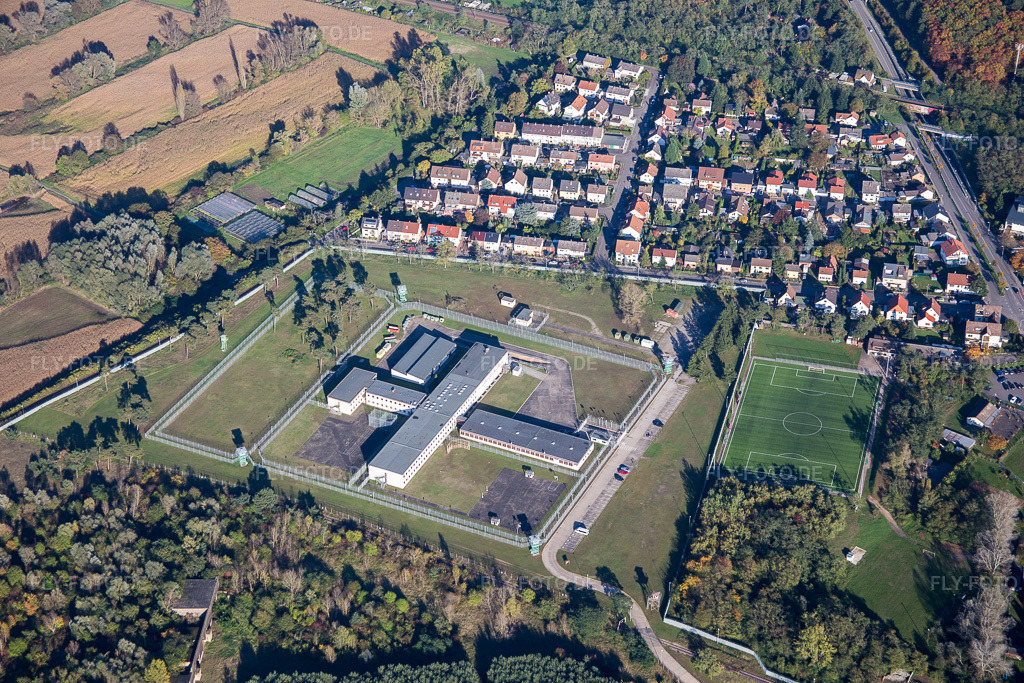 Luftbild: Gefängnis- Gelände und Sicherheitsumzäunung des ehemaligen US-Militärgefängnis Coleman Stockade im Ortsteil Sandhofen in Mannheim im Bundesland Baden-Württemberg in Deutschland. Foto: IMG_074929.jpg vom 18.10.2014 durch Werner Riehm/FLY-FOTO.de