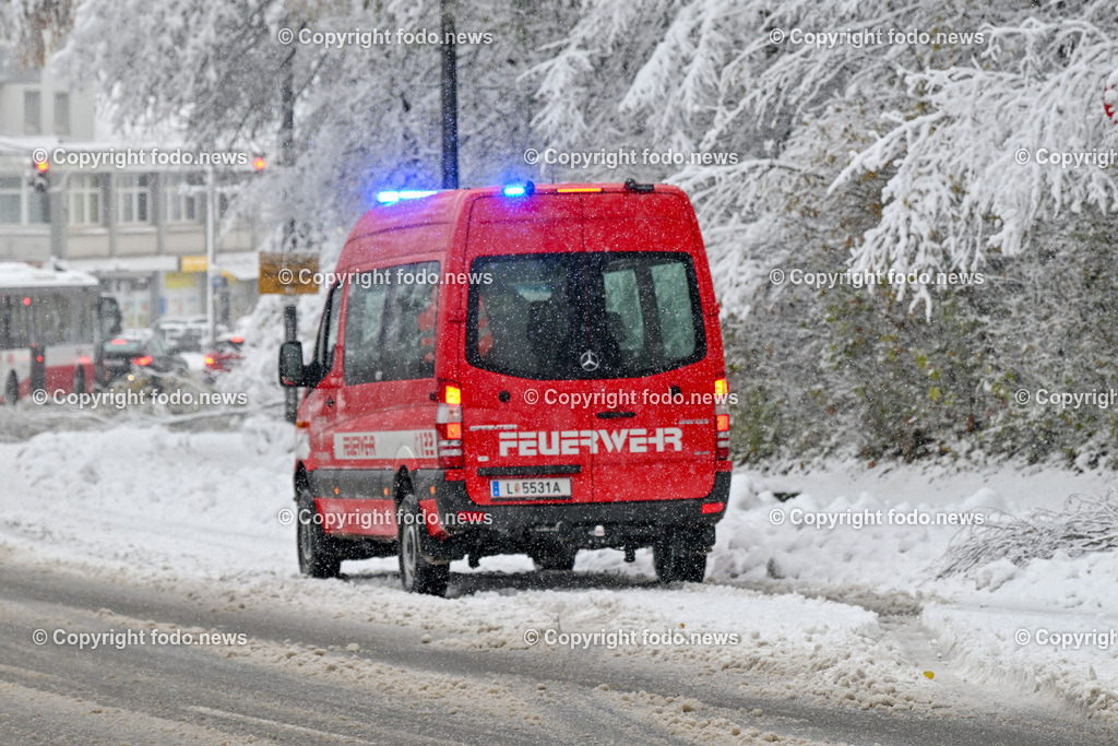 Linz_ Schnee_ 02.12.2023-6 | 02.12.2023, Linz, AUT, Schnee, im Bild Schneefall, Winter, Wintereinbruch, Weiss, Park, Schneefahrbahn, Neuschnee, Schneelast, Gehsteig, Baeume, Straeucher, Feuerwehr