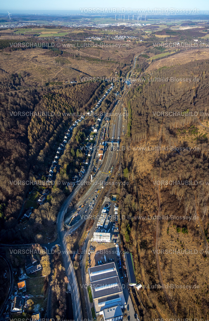 Brilon260104739 | Luftbild, Bahnhof Brilon-Wald im Waldgebiet mit Fußgängerbrücke zu den einzelnen Bahnsteigen, Wohnhäuser aufgereiht wie an einer Perlenschnur am Hammerweg am Wald, Waldgebiet mit Waldschäden, Brilon-Wald, Brilon, Sauerland, Nordrhein-Westfalen, Deutschland