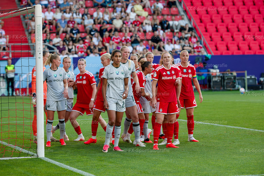 Supercup-Frauen-Bayern-Muenchen-vs-VfL-Wolfsburg 027 | Sportfotos und Eventgalerien von FX-Sportfotografie. Bilder von Fußball, Vereinsveranstaltungen und Events direkt ansehen und als Download bestellen. - Realisiert mit Pictrs.com