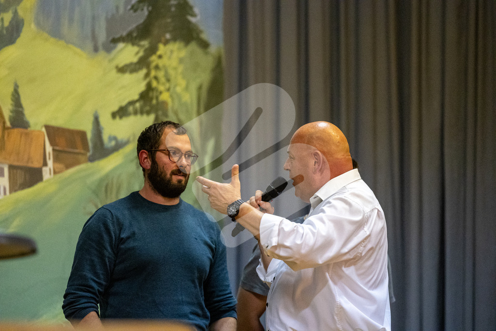SKE100J_4744 | Die Schwinger des Schwyzer Kantonalen Schwingerverbandes: Fotos, die Dynamik und Leidenschaft festhalten, sowie emotionale Momente aus dem traditionellen Schwingsport zeigen. - Realisiert mit Pictrs.com