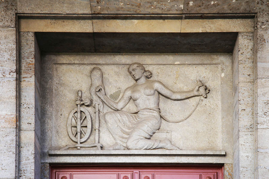 Foto: Leipzig - Buntgarnwerke - Relief: Die Weberin über der Eingangstür | Das Team hinter BILDLEXIKON LEIPZIG bündelt historische wie aktuelle Informationen über die Stadt Leipzig in Text und Bild auf einer Plattform und stellt diese der interessierten Öffentlichkeit zur Verfügung.
