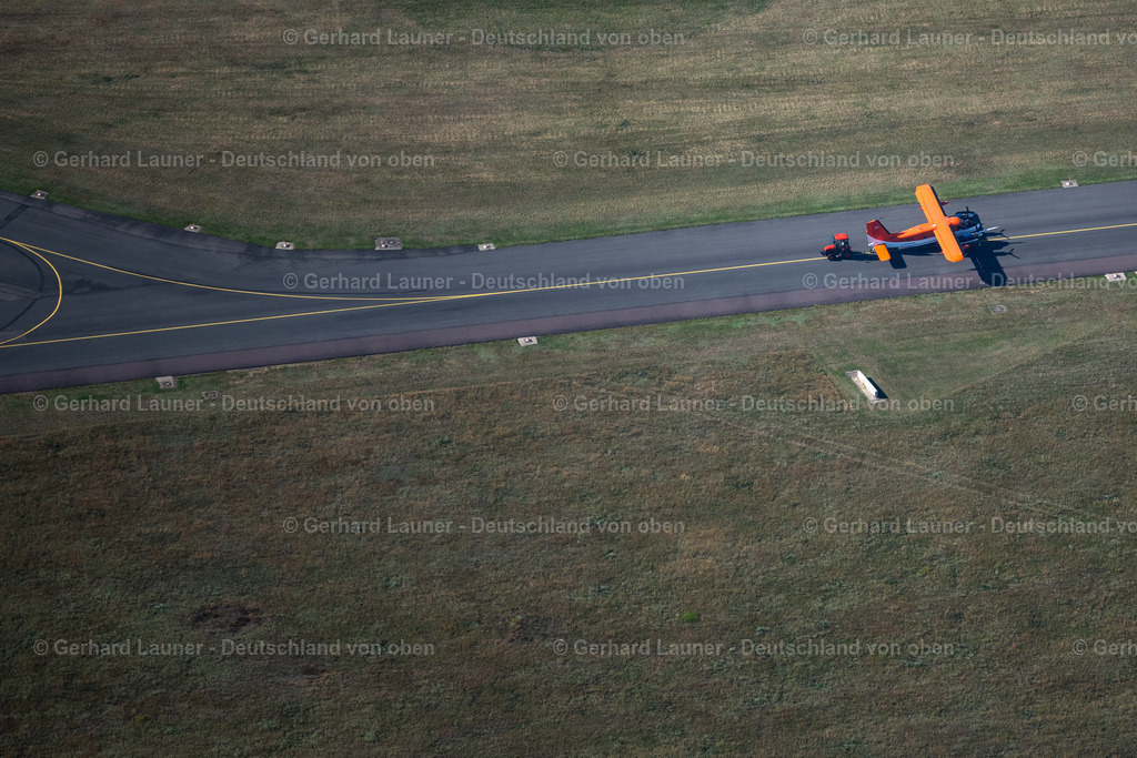 4034894 | BRAUNSCHWEIG 31.07.2020 Start- und Landebahnen mit Rollwegen Hangaranlagen und Terminals auf dem Gelände des Flughafen im Ortsteil Waggum in Braunschweig im Bundesland Niedersachsen, Deutschland. Weiterführende Informationen bei: Braunschweig Zukunft GmbH,  Flughafen Braunschweig-Wolfsburg GmbH. // Runway with hangar taxiways and terminals on the grounds of the airport in the district Waggum in Brunswick in the state Lower Saxony, Germany. Further information at: Braunschweig Zukunft GmbH,  Flughafen Braunschweig-Wolfsburg GmbH. Foto: Gerhard Launer