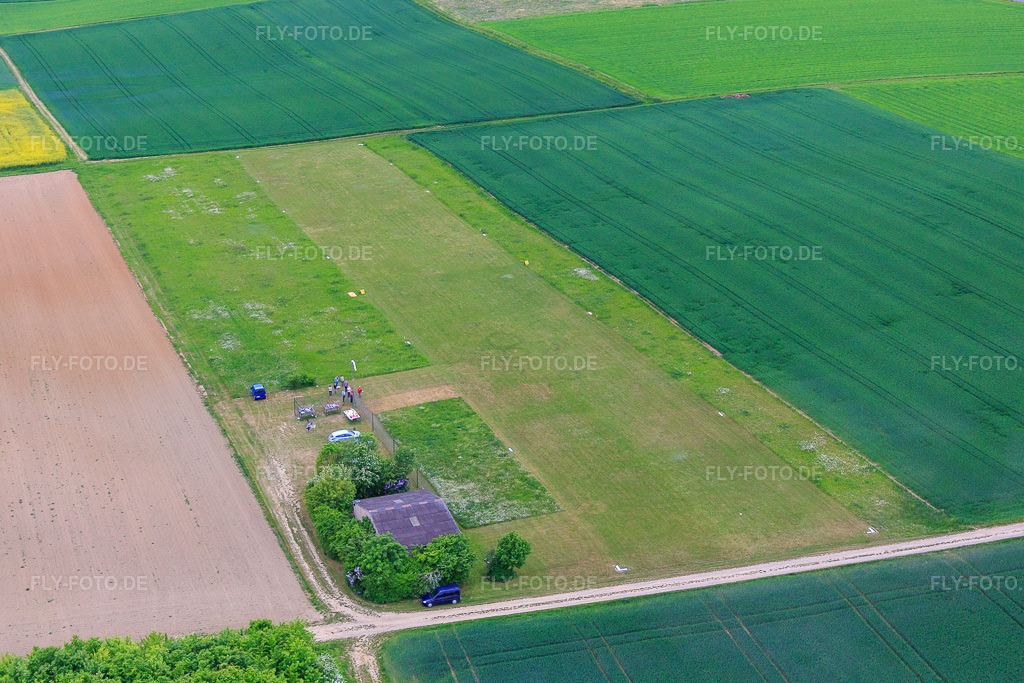Luftbild: UL-Flugplatz Schraudenbach am Windpark Arnstein im Ortsteil Schraudenbach in Werneck im Bundesland Bayern in Deutschland. Foto: IMG_078808.jpg vom 14.05.2015 durch Werner Riehm/FLY-FOTO.de