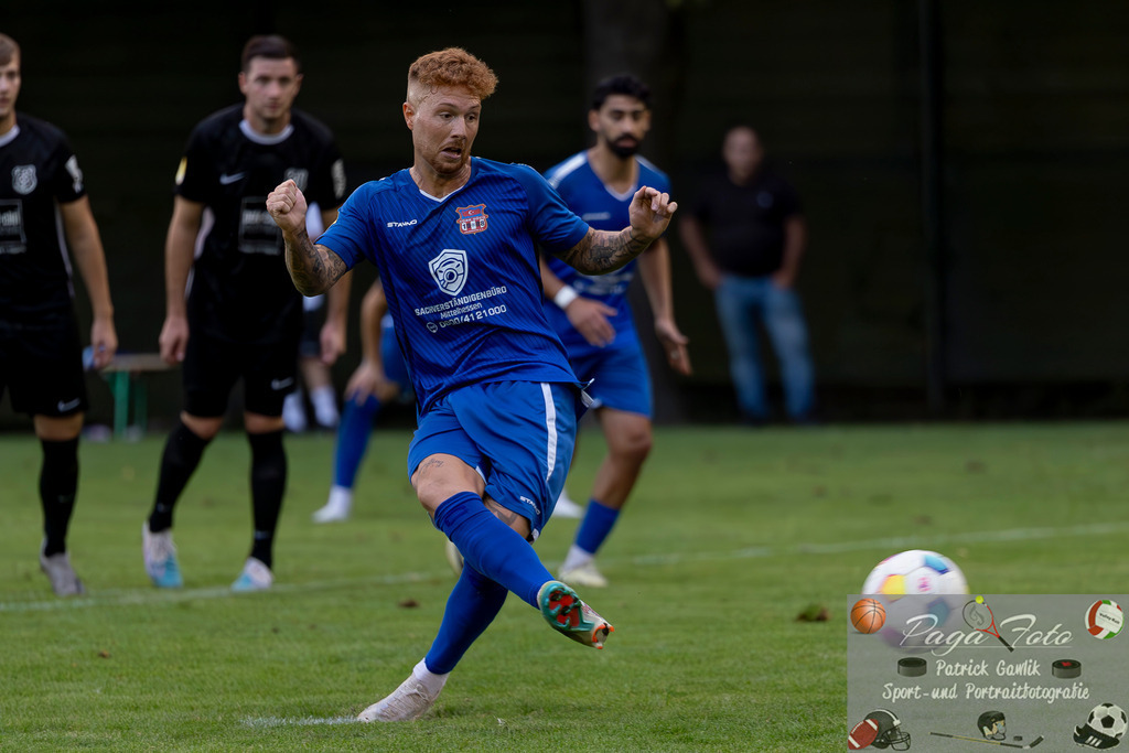 Hessenliga: Türk Gücü Friedberg - FC Eddersheim, 09.08.2024 | Noah Michel (Türk Gücü Friedberg #33) beim Elfmeter / Strafstoß, Türk Gücü Friedberg - FC Eddersheim, Friedberg, Städtischer Sportplatz, 9.8.2024 - Realisiert mit Pictrs.com