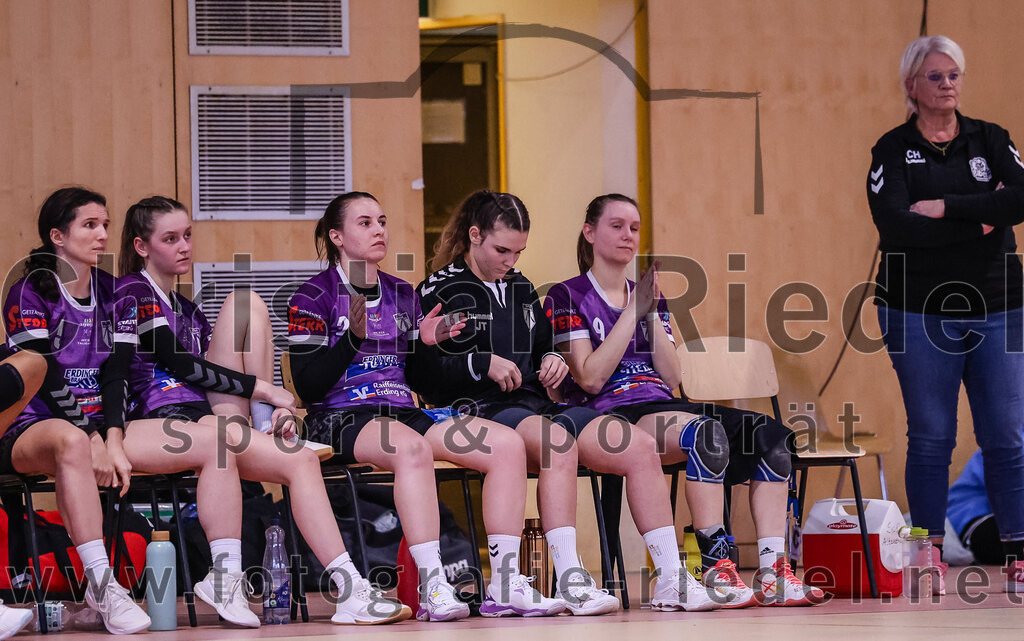 2024-12-14_123_SpVgg_Altenerding_gegen_SVA_Palzing | Erding, Deutschland, 14.12.2024:Handball, Bezirksoberliga Frauen Altbayern 2024 / 2024, 9. Spieltag, SpVgg Altenerding gegen SVA Palzing, Endergebnis: 20:30Julia Kübelsbeck (SpVgg Altenerding, #5), Johanna Taubmann (SpVgg Altenerding, #22), Julia Kranich (SpVgg Altenerding, #9), Trainer Christiane Kleine (SpVgg Altenerding)Foto: Christian Riedel / fotografie-riedel.net