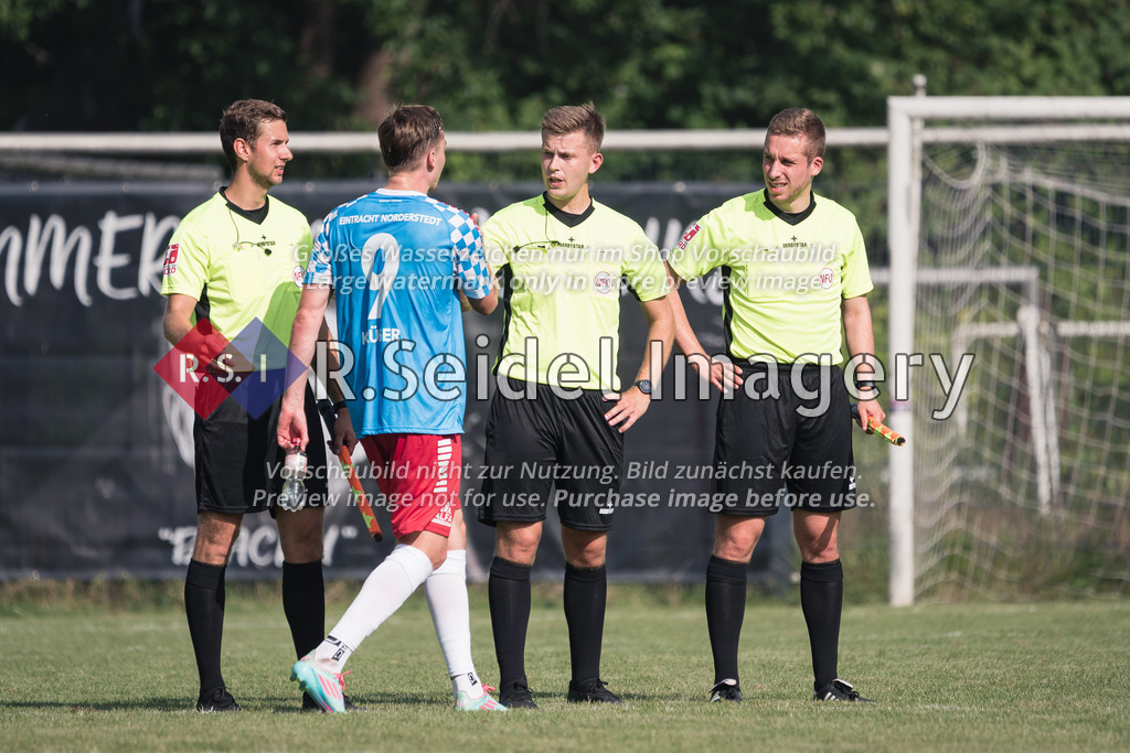 RS-1-127438 | v.l.n.r.: Jan Krummen (Schiedsrichterassistent, Linienrichter), Maximilian Nie-Hoegen (Schiedsrichter), Max Wilken (Schiedsrichterassistent, Linienrichter)