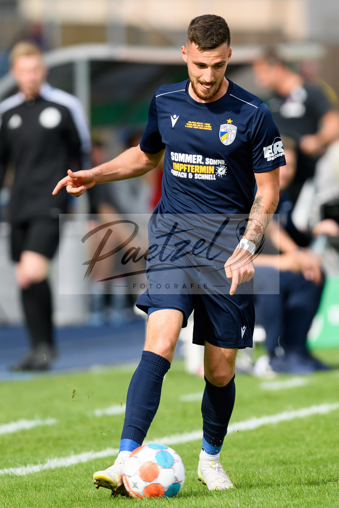 JENKOE20210808_240 | Fussball, Herren: Maximilian Wolfram (FC Carl Zeiss Jena) in Aktion, am Ball, Einzelaktion beim Spiel der 1. Runde im DFB-Pokal zwischen FC Carl Zeiss Jena und 1. FC Koeln im Ernst-Abbe-Sportfeld am 08.08.2021 in Jena, Deutschland.DFB / DFL REGULATIONS PROHIBIT ANY USE OF PHOTOGRAPHS AS IMAGE SEQUENCES AND/OR QUASI-VIDEO. - Realisiert mit Pictrs.com