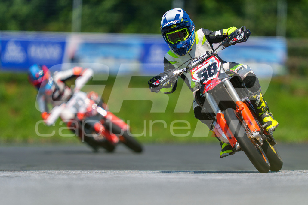 G-Cup + Supermoto Staatsmeisterschaft + Hungarian Supermoto Championship | GRIPcapture steht für authentische Sportfotografie in Österreich – für Momente, die mehr sind als Geschwindigkeit oder Ergebnis. Es geht um Emotion, Spannung, Fokus und den Augenblick, der oft nur einen Wimpernschlag dauert.Ob Motorsport, Teamsport oder 