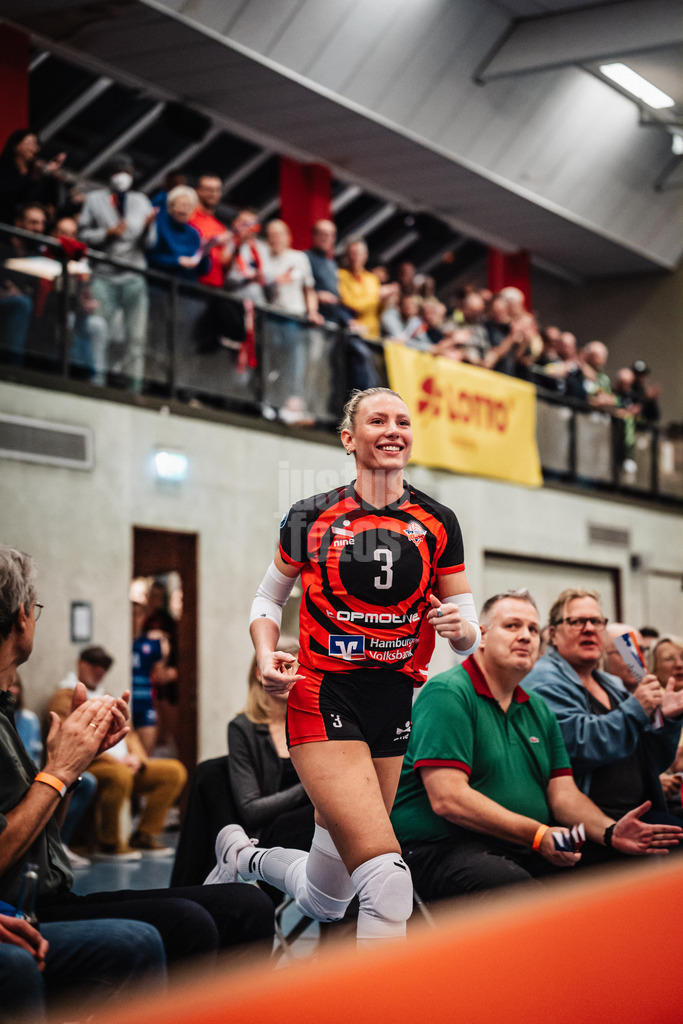 Volleyball | Frauen | Saison 2025/2026 | Volleyball Bundesliga | ETV Hamburger Volksbank Volleys vs. Ladies in Black Aachen | 29.10.2025 | Lina Köster (#3, ETV Hamburger Volksbank Volleys) läuft in die Halle ein