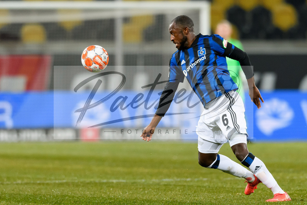 SGDHSV20220114_125 | Fussball, Herren: David Kinsombi (Hamburger SV) in Aktion, am Ball, Einzelaktion bei dem Spiel der 2. Bundesliga zwischen SG Dynamo Dresden und Hamburger SV im Rudolf-Harbig-Stadion am 14.01.2022 in Dresden, Deutschland.DFB / DFL REGULATIONS PROHIBIT ANY USE OF PHOTOGRAPHS AS IMAGE SEQUENCES AND/OR QUASI-VIDEO. - Realisiert mit Pictrs.com