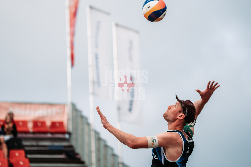 Beachvolleyball | Männer | Allianz German Beach Tour 2024 | Tourstop Kühlungsborn 2 | 16.08.2024 | Yannick Harms beim Aufschlag