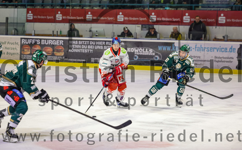 2025-11-16_085_TSV_Erding_gegen_Selber_Woelfe | Erding, Deutschland, 16.11.2025:Eishockey, Oberliga Süd 2025 / 2026, 17. Spieltag, TSV Erding gegen Selber Wölfe, Endergebnis: 3:1Erik Modlmayr (Erding Gladiators, #21), Paul Pfenninger (Erding Gladiators, #58)Foto: Christian Riedel / fotografie-riedel.net
