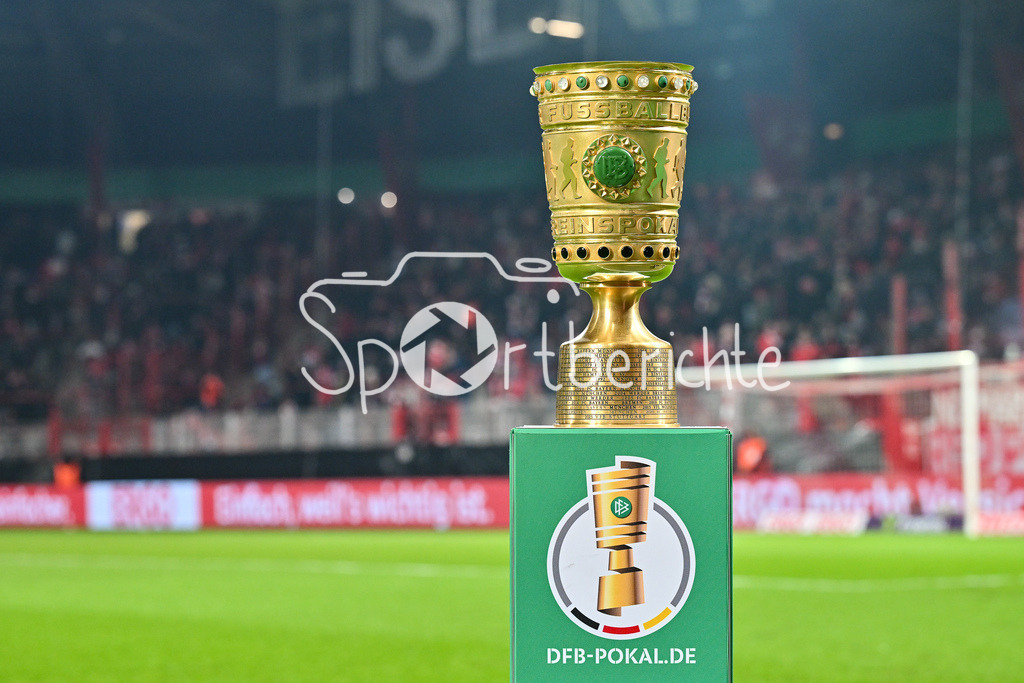 1. FC Union Berlin - FC Bayern München | BERLIN, GERMANY - 03. DECEMBER: im Bild das Objekt der Begierde - der DFB Pokal / Symbolbild vor dem Match zwischen dem 1. FC Union Berlin und dem FC Bayern München beim Achtelfinale des DFB-Pokales im Stadion an der alten Försterei