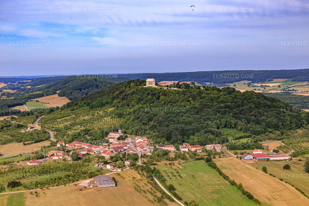 Aerial view: American War Memorial Butte de Montsec in Montsec in the state Meuse, France. – Photo: IMG_083302.jpg taken on 07/12/2015 by Werner Riehm/FLY-FOTO.com – Resolution of the original: 5472 x 3648 px – Montsec American Monument - American Battle Monuments Commission (ABMC)