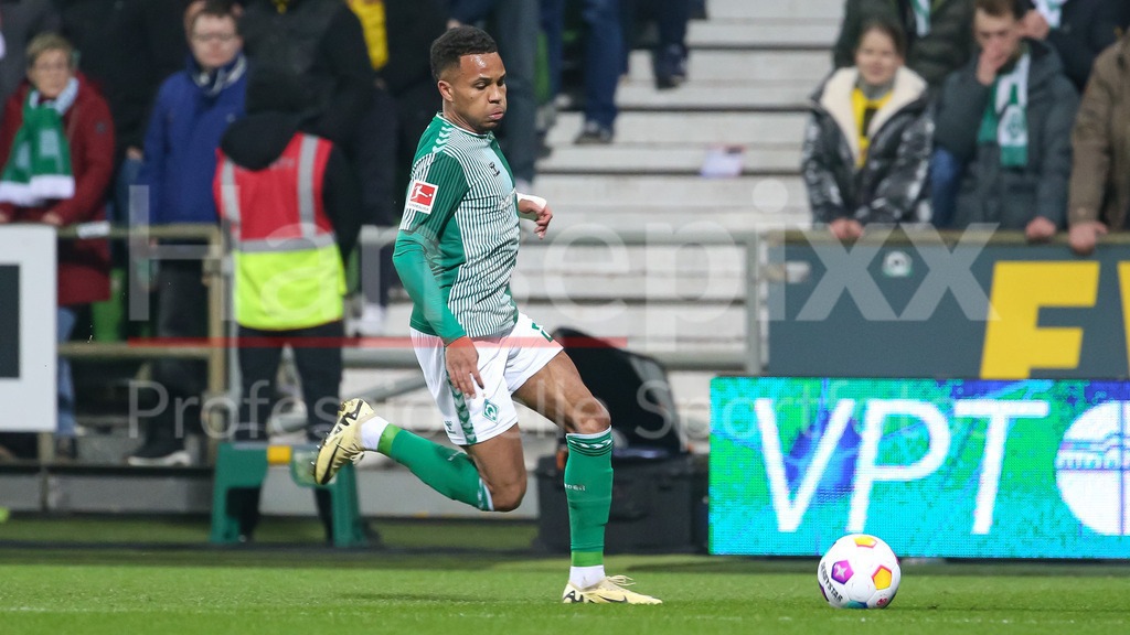 Fussball, Bundesliga, SV Werder Bremen - Borussia Dortmund | v.li.: Felix Agu (SV Werder Bremen, 27) am Ball, Freisteller, Einzelbild, Ganzkörper, Aktion, Action, Spielszene, DIE DFL-RICHTLINIEN UNTERSAGEN JEGLICHE NUTZUNG VON FOTOS ALS SEQUENZBILDER UND/ODER VIDEOÄHNLICHE FOTOSTRECKEN. DFL REGULATIONS PROHIBIT ANY USE OF PHOTOGRAPHS AS IMAGE SEQUENCES AND/OR QUASI-VIDEO.