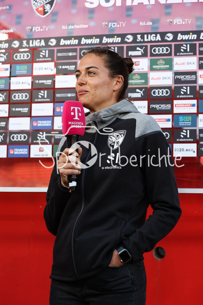 FC Ingolstadt - SV Waldhof Mannheim | gibt vor der Partie ein Interview bei MagentaSport FC Ingolstadt Trainerin Sabrina WITTMANN / Freisteller / Einzelfoto / Sozial Media / Filmen / Symbolbild