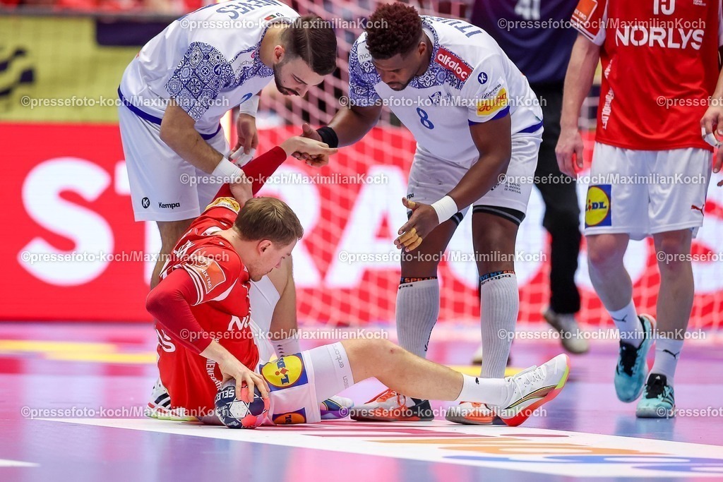 EHF20012602052 | 20.01.2026, Handball, Men's EHF EURO 2026, Dänemark - Portugal, Jyske Bank Boxen in Herning, Dänemark, Preliminary Round:  Simon Bogetoft Pytlick (Denmark #43) liegt auf dem SPielfeld