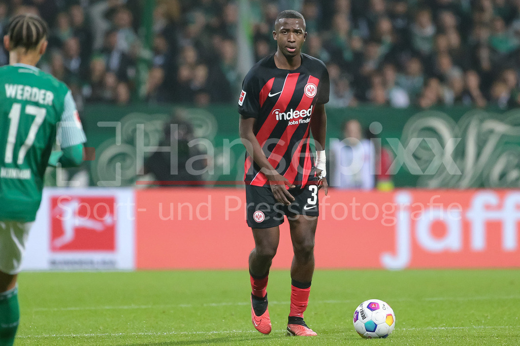Fussball, Bundesliga, SV Werder Bremen - Eintracht Frankfurt | v.li.: Willian Pacho (Eintracht Frankfurt, 3) am Ball, Einzelbild, Ganzkörper, Aktion, Action, Spielszene, DIE DFL-RICHTLINIEN UNTERSAGEN JEGLICHE NUTZUNG VON FOTOS ALS SEQUENZBILDER UND/ODER VIDEOÄHNLICHE FOTOSTRECKEN. DFL REGULATIONS PROHIBIT ANY USE OF PHOTOGRAPHS AS IMAGE SEQUENCES AND/OR QUASI-VIDEO.