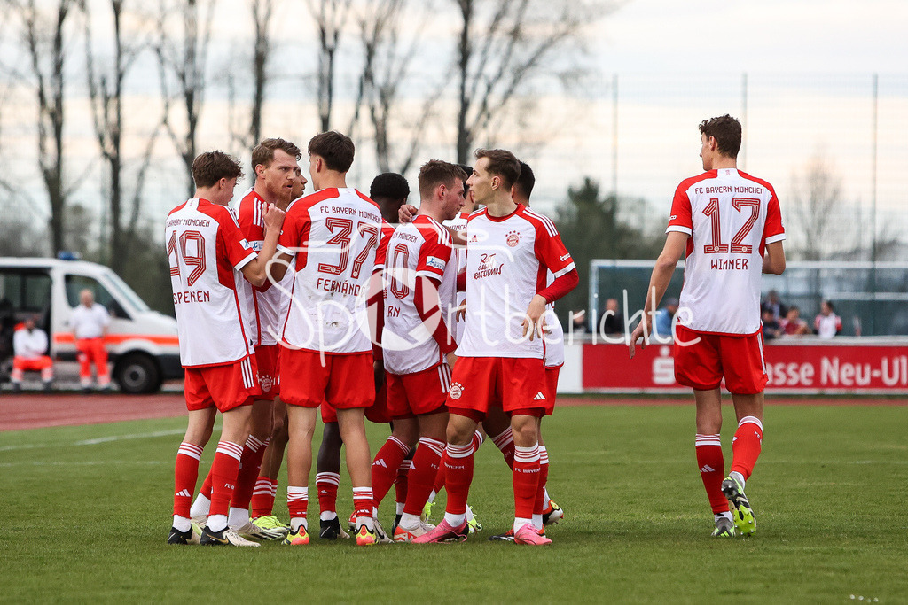 FV Illertissen - FC Bayern Amateure | Jubel der Bayern Amateure nach dem Treffer zum 0-1 durch Timo KERN (FCB #10) / Freude / Happy / Torschuetze / Tor