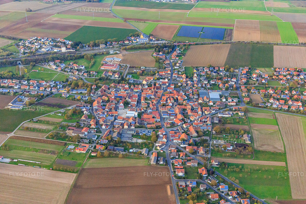 Luftbild: Ortsansicht von Süden in Waigolshausen im Bundesland Bayern in Deutschland. Foto: IMG_119769.jpg vom 26.10.2019 durch Werner Riehm/FLY-FOTO.de