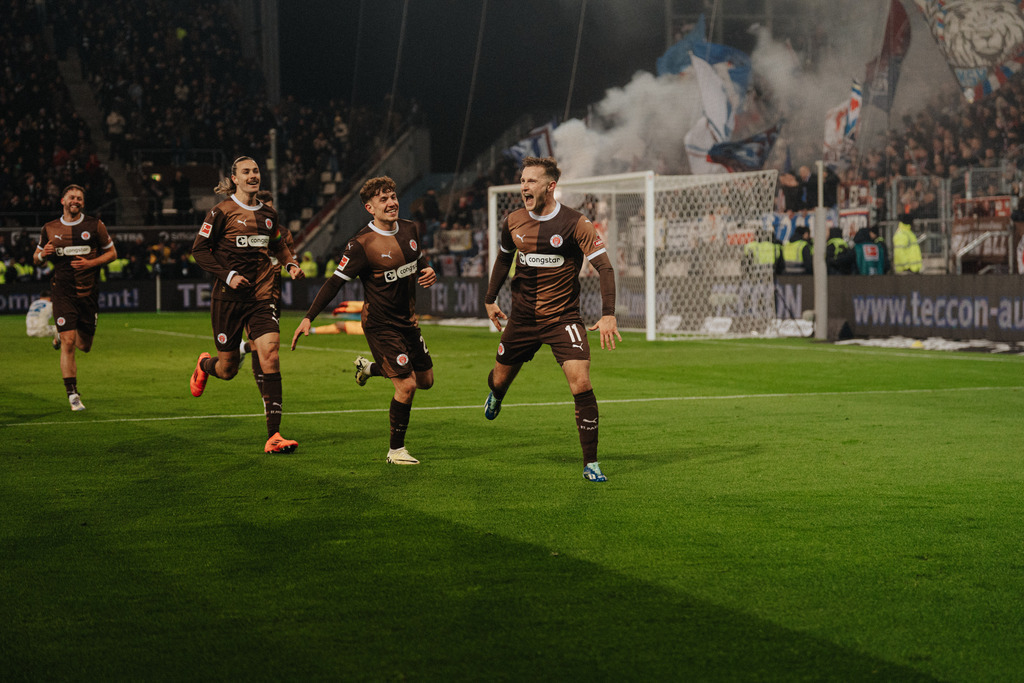FCS08157 | Der offizielle Shop für FC St. Pauli Fotos. Wähle aus Spielszenen & Fanmomenten dein FCSP Wunschformat. Wir liefern Millerntor-Atmosphäre.
