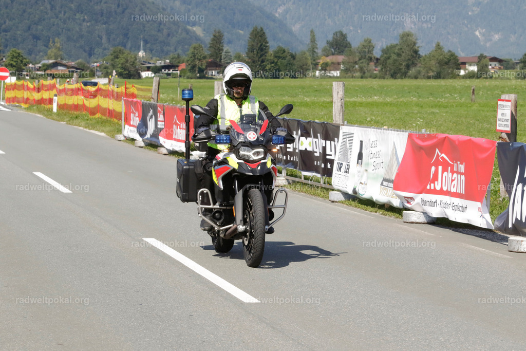 1172_20230817_Bewerb_Maenner_Muehlanger | AUT - OESTERREICH, 2023-08-16: SPORT RENNRAD-FAHREN - 55. INTERNATIONALER RADWELTPOKAL IN ST. JOHANN IN TIROL  - Vintage-Radrennen mit WM-Bronze-Medaillen-Siegerin Christina Schweinberger, den Teilnehmer und Alexander Baumann (vom Orginastions-Team) - TAG 2 BEWERB MAENNER IN SECHS GRUPPEN  ; Foto: Roland Muehlanger