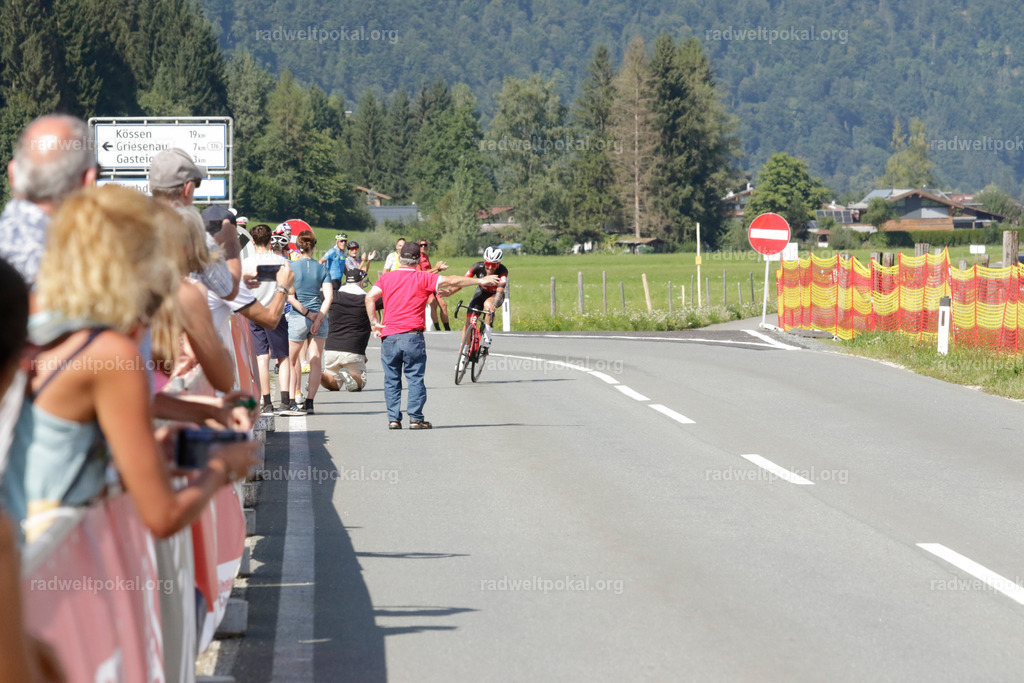 1199_20230817_Bewerb_Maenner_Muehlanger | AUT - OESTERREICH, 2023-08-16: SPORT RENNRAD-FAHREN - 55. INTERNATIONALER RADWELTPOKAL IN ST. JOHANN IN TIROL  - Vintage-Radrennen mit WM-Bronze-Medaillen-Siegerin Christina Schweinberger, den Teilnehmer und Alexander Baumann (vom Orginastions-Team) - TAG 2 BEWERB MAENNER IN SECHS GRUPPEN  ; Foto: Roland Muehlanger
