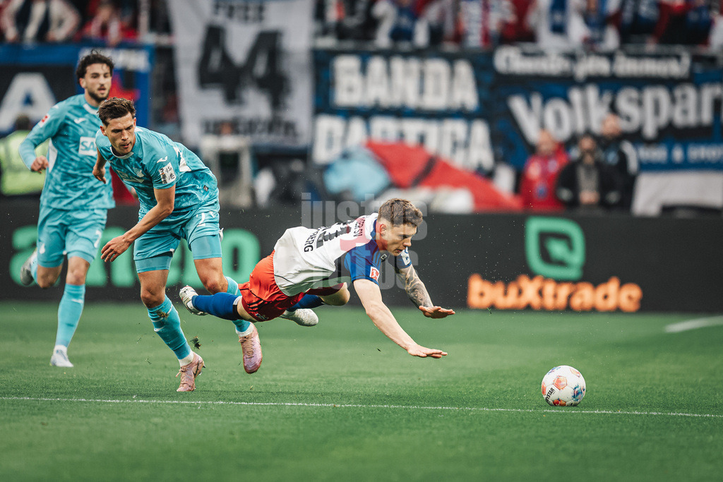 Fußball | Männer | Saison 2025/2026 | 1. Fußball-Bundesliga | 31. Spieltag | Hamburger SV vs. TSG Hoffenheim | 25.04.2026 | v.l. Robin Hranac (#2, TSG Hoffenheim) gegen Nicolai Remberg (#21, HSV)