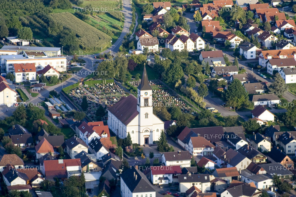 Kirche St. Martin am Friedhof | Luftbild: Kirche St. Martin am Friedhof im Ortsteil Urloffen in Appenweier im Bundesland Baden-Württemberg in Deutschland. Foto: IMG_8181.jpg vom 15.09.2007 durch Werner Riehm/FLY-FOTO.de - Realisiert mit Pictrs.com