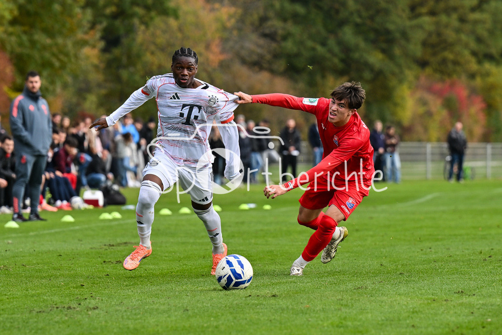 SpVgg Unterhaching U19 - FC Bayern München U19 | Im Duell Uzorchukwu Frank EGWUATU (FC Bayern München 7) und Moritz BRONNER (SpVgg Unterhaching U19 17) / Zweikampf / U19 DFB Nachwuchsliga: SpVgg Unterhaching - FC Bayern München; Sportschule Oberhaching am 18.10.2025