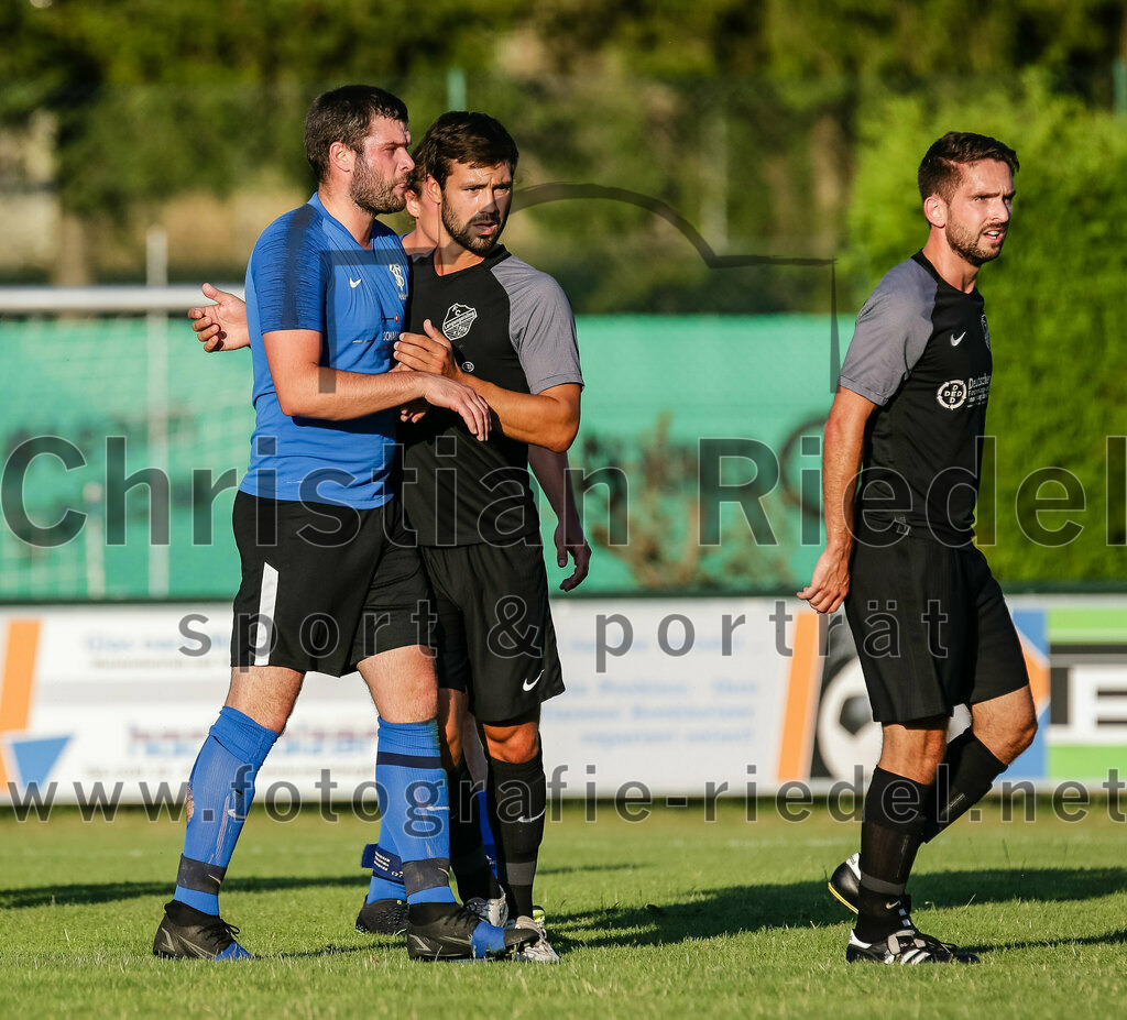 2023-07-14_040_FC_Langengeisling_gegen_FC_Velden-Eberspoint | Erding, Deutschland, 14.07.2023:
Fußball, Bezirksliga Oberbayern Ost 2023 / 2024, Testspiel, FC Langengeisling gegen FC Velden-Eberspoint, Endergebnis: 5:0

Robert Walter (FC Velden-Eberspoint, #5), Kilian Stenzel (FC Langengeisling, #32), Lucas Seeholzer (FC Langengeisling, #2)

Foto: Christian Riedel / fotografie-riedel.net