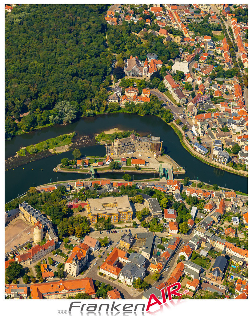 Saale Insel Bernburg Bild- Das Luftbild wurde 2025 vom UL-Flugzeug heraus erstellt ( keine Drohne bzw. Drohnenaufnahme ) - Hochauflösende Luftaufnahme -Nicht vergleichbar mit Google Maps oder Satelittenbilder- Die Geschenkidee !Mit Lizenz und Bildrechte bestellbar - CC