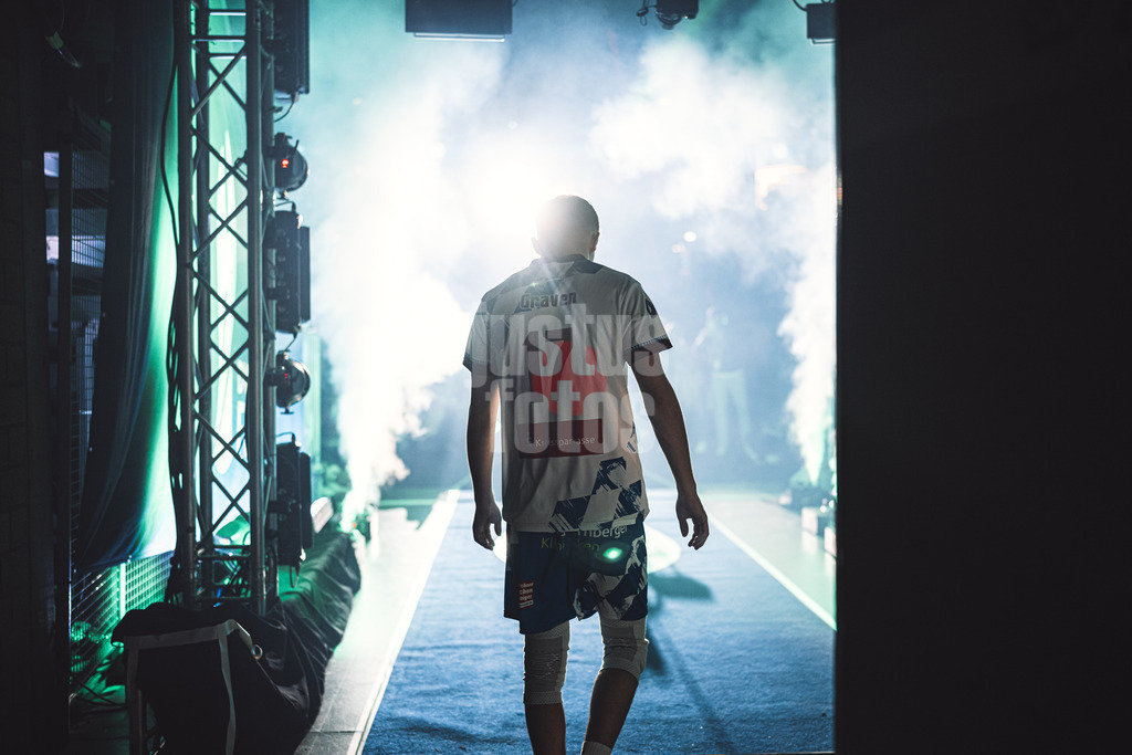 Volleyball | Männer | Saison 2023/2024 | DVV-Pokal Finale | WWK Volleys Herrsching vs. Berlin Recycling Volleys | 03.03.2024 | Leonard 'Lenny' Graven (#17, WWK Volleys Herrsching) vor dem Einlauf in die Arena
