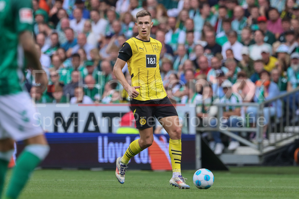 Fussball, Bundesliga, SV Werder Bremen - Borussia Dortmund | v.li.: Nico Schlotterbeck (Borussia Dortmund, BVB, 4) am Ball, Einzelbild, Ganzkörper, Aktion, Action, Spielszene, DIE DFL-RICHTLINIEN UNTERSAGEN JEGLICHE NUTZUNG VON FOTOS ALS SEQUENZBILDER UND/ODER VIDEOÄHNLICHE FOTOSTRECKEN. DFL REGULATIONS PROHIBIT ANY USE OF PHOTOGRAPHS AS IMAGE SEQUENCES AND/OR QUASI-VIDEO.