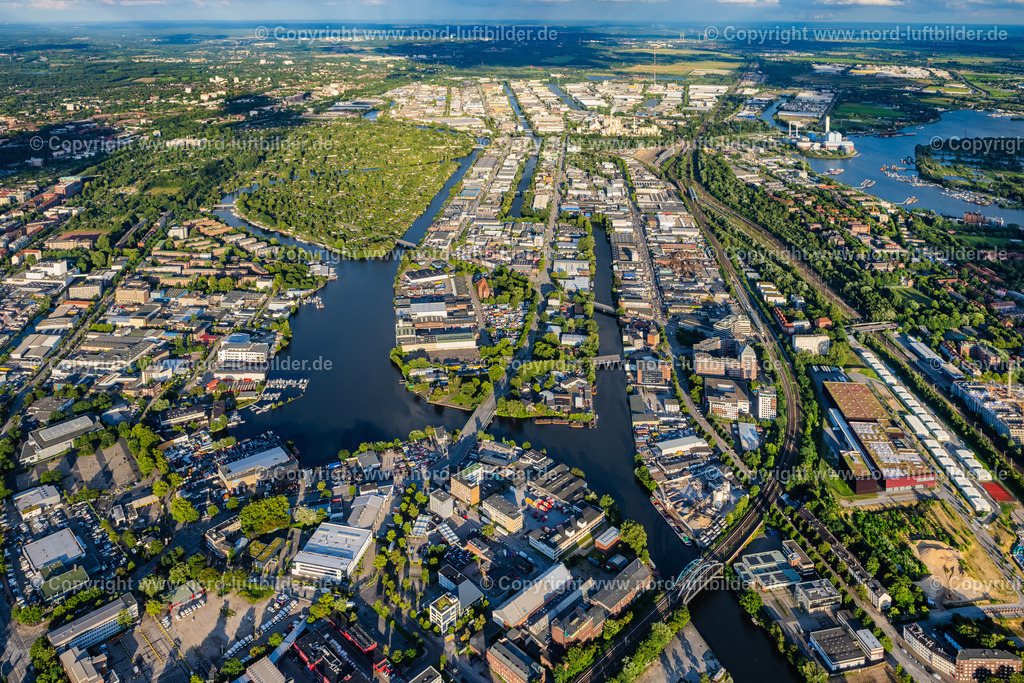 Hamburg_Billwerder_Gewerbegebiet_ELS_9856040823 | HAMBURG 04.08.2023 Industrie- und Gewerbegebiet am Mühlenhagen - Großmannstraße entlang des Billekanal im Ortsteil Rothenburgsort in Hamburg, Deutschland. // Industrial and commercial area on Muehlenhagen in the district Rothenburgsort in Hamburg, Germany. Foto: Martin Elsen