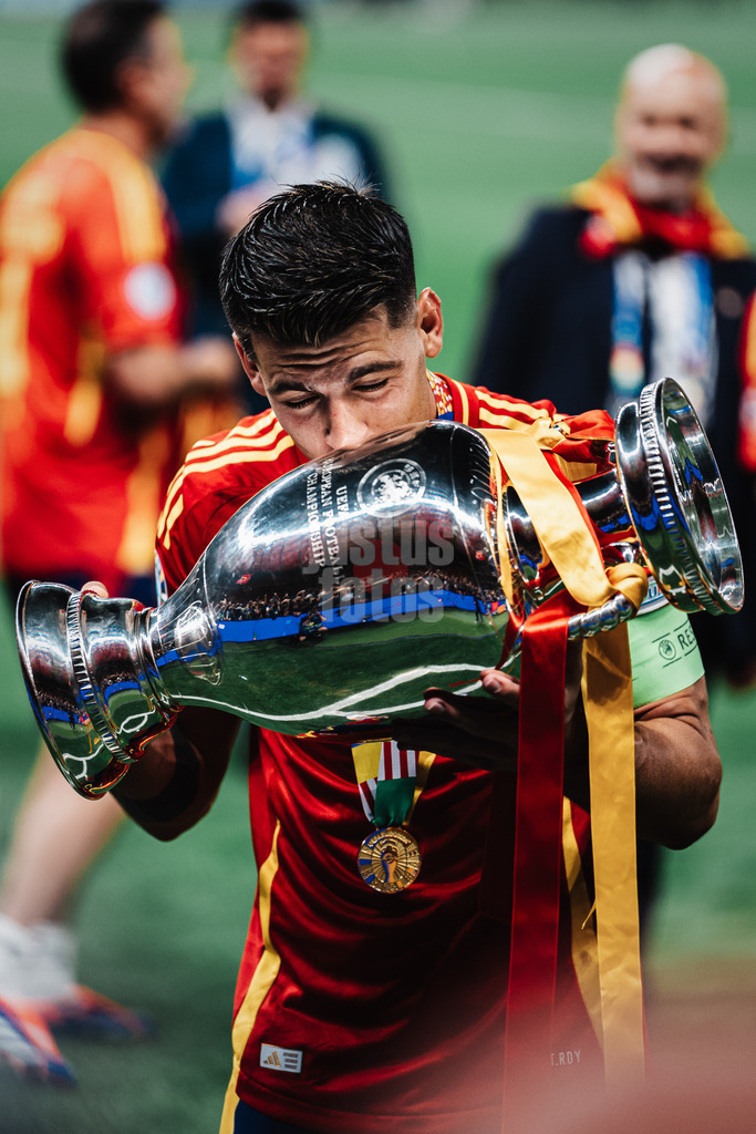 Fußball | Herren | UEFA-Fußball-Europameisterschaft 2024 | Finale | Spanien vs. England | 14.07.2024 | Alvaro Morata (#7, Spanien) küsst den Pokal