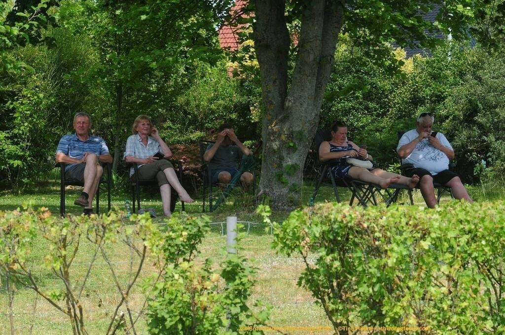 Geißmannsdorf-2026-Festumzug-030 | Festumzug in Geißmannsdorf bei Bischofswerda im Juni 2026. Fotografische Eindrücke und Momentaufnahmen vom Festumzug anläßlich des 800-jährigen Bestehens von Geißmannsdorf - mit Teilnehmern und Gästen, Strohpuppen und geschmückten Vorgärten und Grundstücken - Realisiert mit Pictrs.com