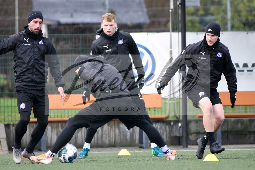 20200203_TRAOSN_0006 | Fußball, Herren: Manuel Farrona Pulido (VfL Osnabrueck) und Sven Koehler (VfL Osnabrueck) im Zweikampf waehrend der Trainingseinheit des VfL Osnabrueck im Sportpark Illoshoehe am 03.02.2020 in Osnabrueck, Deutschland. - Realisiert mit Pictrs.com