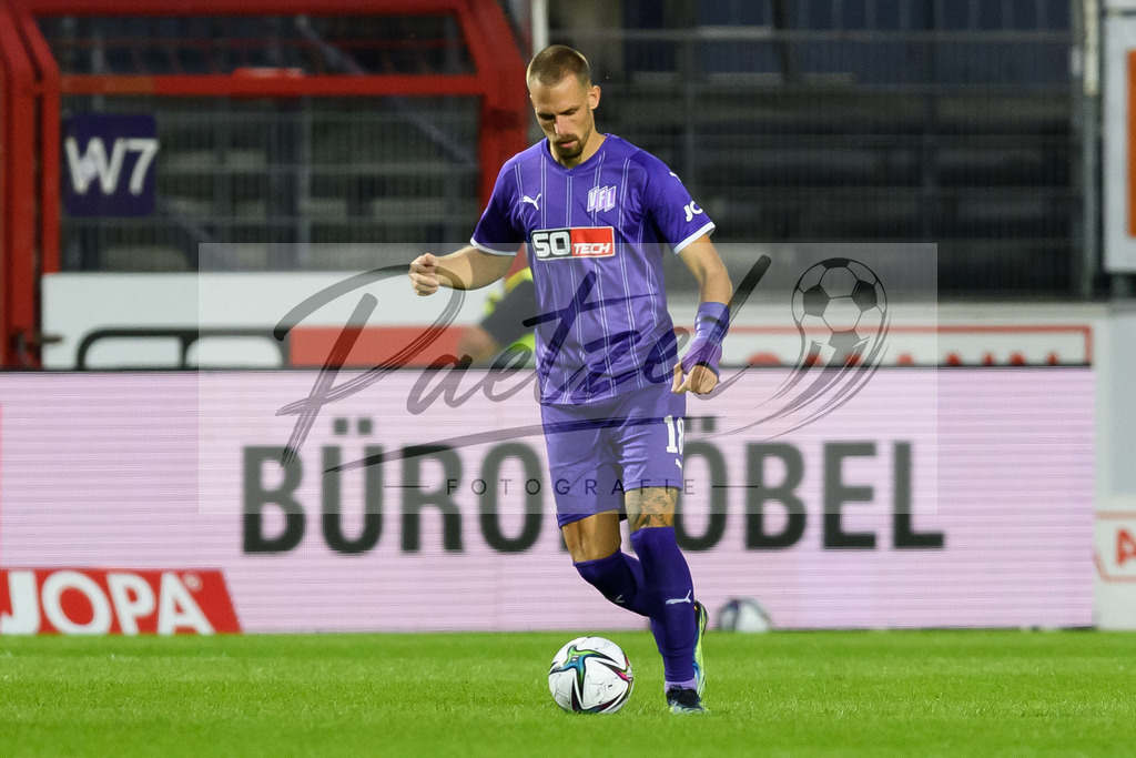 OSNVKO2021090620210906_142 | Fussball, Herren: Maurice Trapp (VfL Osnabrueck) in Aktion, am Ball, Einzelaktion beim Spiel der 3. Liga zwischen VfL Osnabrueck und FC Viktoria Koeln im Stadion an der Bremer Bruecke am 06.09.2021 in Osnabrueck, Deutschland.DFB / DFL REGULATIONS PROHIBIT ANY USE OF PHOTOGRAPHS AS IMAGE SEQUENCES AND/OR QUASI-VIDEO. - Realisiert mit Pictrs.com