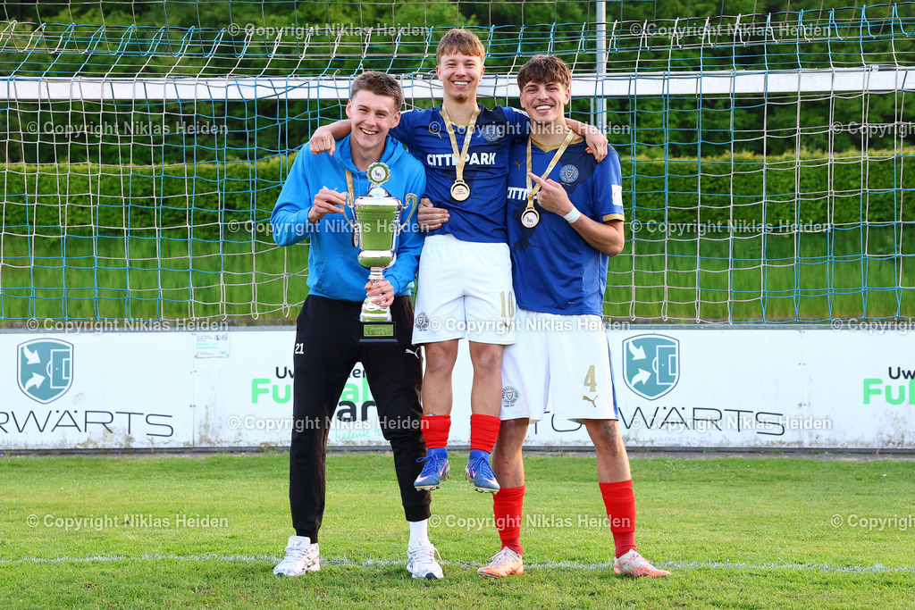 NH_JFVLübeckU19_HolsteinKielU19_SHFVLandespokal_14052026 | #21 Maximilian Apelt (Holstein Kiel U19), #10 Maximilian Schmitz (Holstein Kiel U19) und #4 Len Kloppenburg (Holstein Kiel U19) feiern den Gewinn des SHFV-Pokals.Fußball I Junioren I SHFV-Landespokal (A-Junioren) I Saison 2025-2026 I Finale I JFV Lübeck U19 - Holstein Kiel U19 I 14.05.2026 I Uwe-Seeler-Fußball-Park