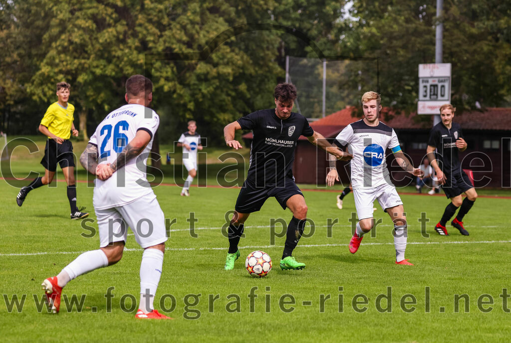 2023-09-03_085_SV_Anzing_gegen_TSV_Ottobrunn | Anzing, Deutschland, 03.09.2023:
Fußball, Kreisliga 2023 / 2024, Testspiel, 3. Spieltag, Endergebnis: 3:0

Patric Palatin (TSV Ottobrunn, #26), Kilian Blumberg (SV Anzing, #8), Michael Kapeller (TSV Ottobrunn, #18)

Foto: Christian Riedel / fotografie-riedel.net