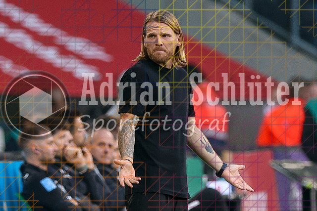 Borussia Mönchengladbach vs Eintracht Frankfurt - Bundesliga  | Mönchengladbach, Deutschland, 27.09.25:   Trainer Eugen Polanski (Borussia Mönchengladbach) gestikuliert, Gestik waehrend des Spiels der Bundesliga zwischen Borussia Mönchengladbach vs Eintracht Frankfurt im Stadion im Borussia Park(Foto von Brauer-Fotoagentur / Adrian Schlueter)