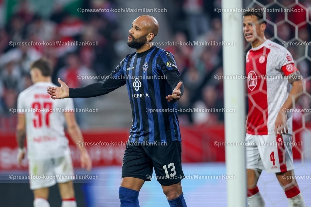 RWE04032601068 | 2026.03.04, Fußball, 3.Liga Herren, Rot-Weiss Essen -  SV Waldhof Mannheim, Stadion Hafenstraße, 27.Spieltag, Saison 2025 / 2026: Terrence Boyd (Waldhof Mannheim #13) enttäuscht Enttäuschung gestikulierend auf dem Spielfeld   DFB regulations prohibit any use of photographs as image sequences and or quasi-video.